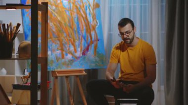 Yorgun genç ressam
