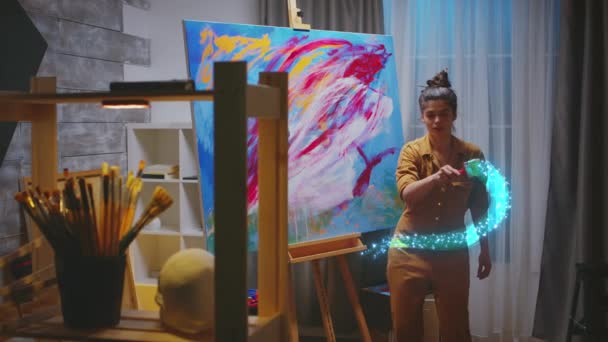 拡張現実を使用して才能のある女性画家 — ストック動画