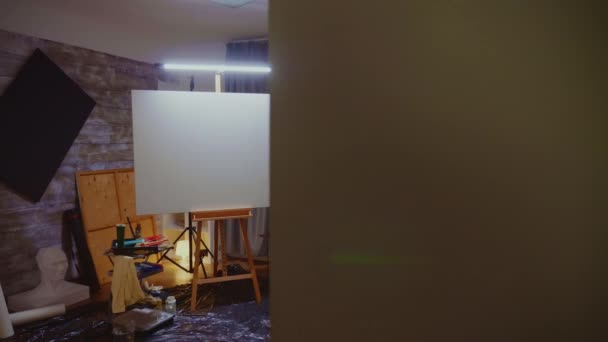 Avslöjande bild av tomma målare studio — Stockvideo