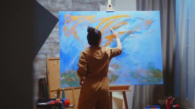 Ressam tuvalde resim yapıyor