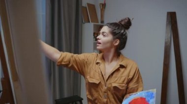 Heyecanlı genç sanatçı