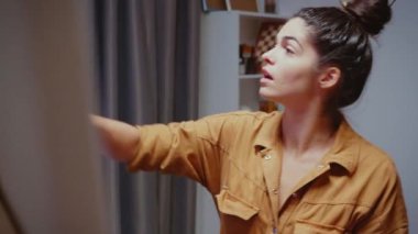 Sanat stüdyosunda yaratıcı ressam.