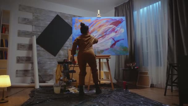 Artista olhando para a pintura — Vídeo de Stock