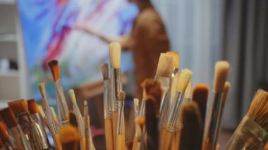 Fırçayı alan ressam.