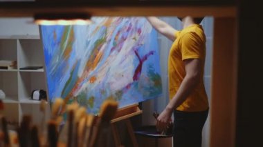 Sanat stüdyosunda yaratıcı sanatçı