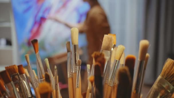 Maler tager børsten – Stock-video