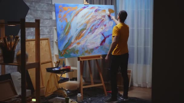 Guy artist in art studio — Stock Video