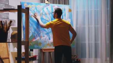 Sanat stüdyosunda empresyonizm ressamı