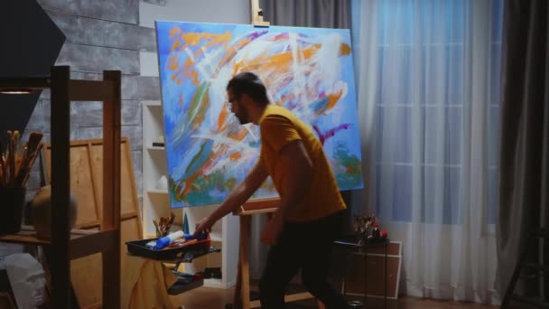 Guy painting with roller — Stock Video