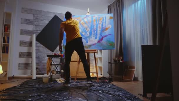 Guy pittura su tela con rullo — Video Stock