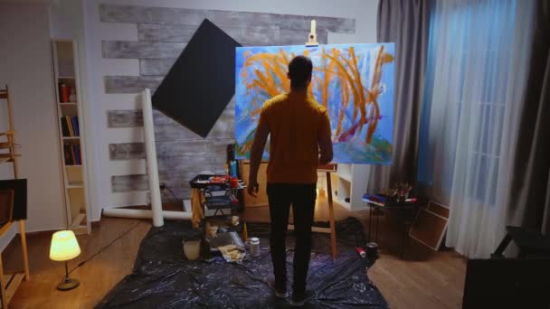 Artis kontemporer di studio — Stok Video