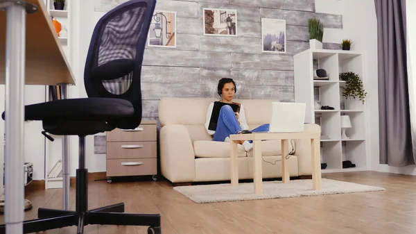 Женщина в замедленной съемке разговаривает во время видеозвонка — стоковое фото