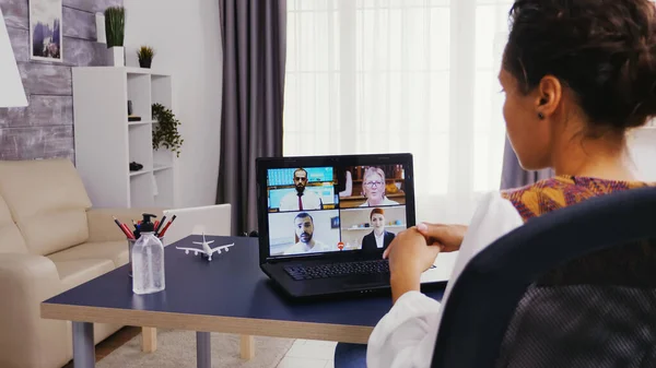 Videokonferenz zwischen Mitarbeitern — Stockfoto