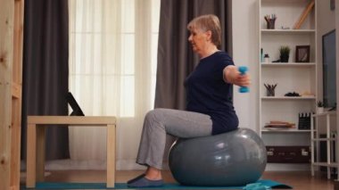 Çevrimiçi fitness dersi izliyorum.