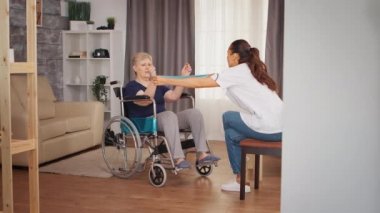 Tekerlekli sandalyedeki yaşlı kadın için rehabilitasyon