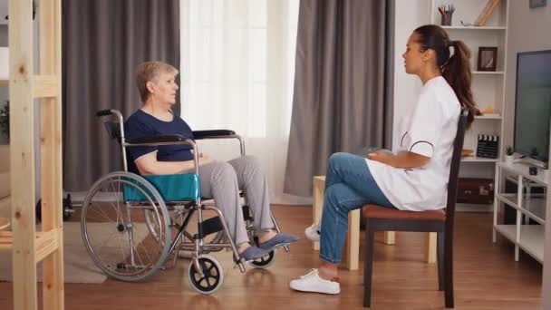 Niepełnosprawna starsza kobieta na wózku inwalidzkim — Wideo stockowe