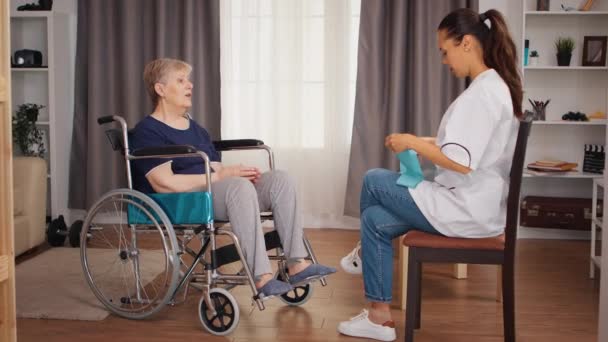 Tratamento de reabilitação para mulheres idosas deficientes — Vídeo de Stock
