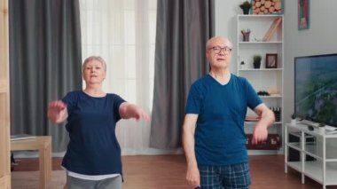 Egzersiz yapan mutlu yaşlı çift