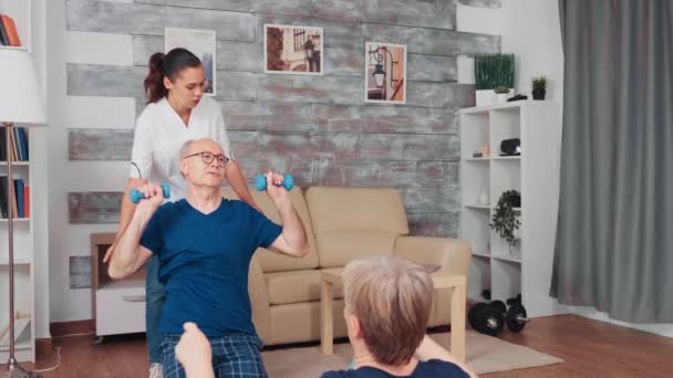 Медсестра та пацієнти похилого віку — стокове відео