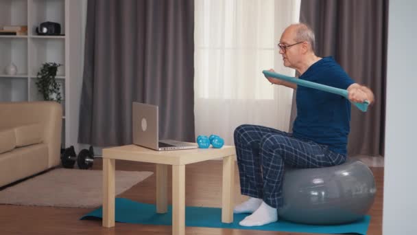 Alter Mann auf dem Balanceball — Stockvideo