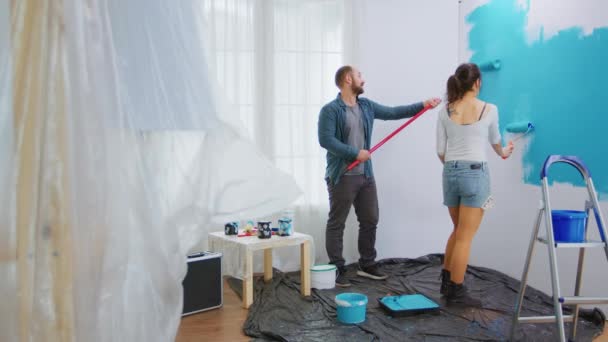 Άνδρες και σύζυγοι ζωγραφίζουν τοίχους — Αρχείο Βίντεο