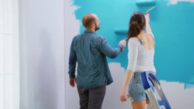 Koca evi yeniden dekore ediyor.