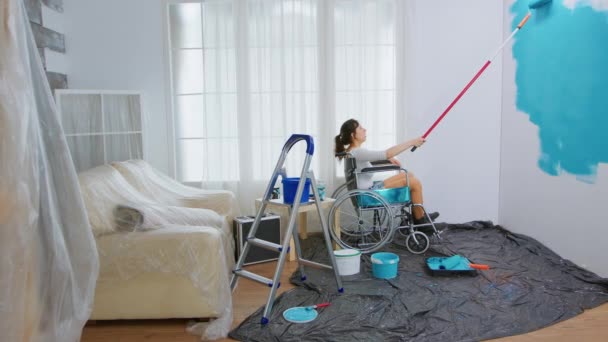 Parede de pintura de mulher paralítica — Vídeo de Stock