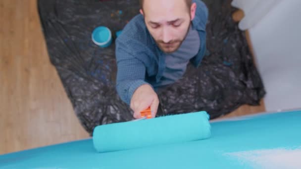 Peinture murale avec brosse à rouleaux — Video