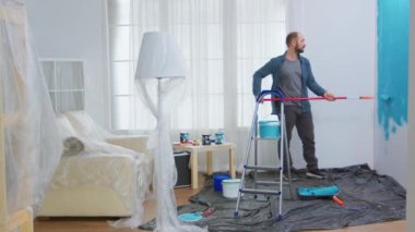 Adam apartmanı yeniliyor.