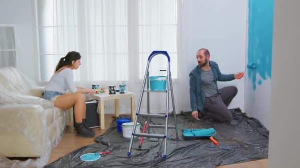 Par konversation och renovering — Stockvideo