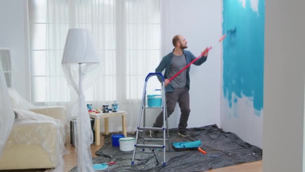 Handyman dança e pintura parede — Vídeo de Stock