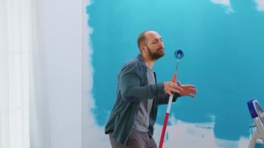 Dekorasyon aracında şarkı söylemek