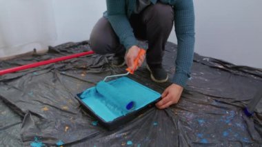Paten fırçası boyaya batırılıyor
