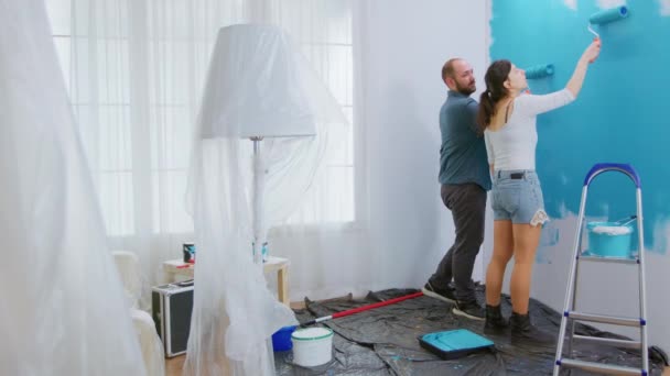 Kyssas och målning vägg — Stockvideo