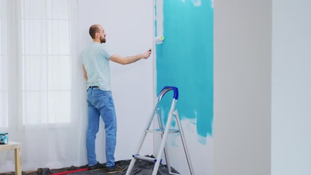 Malowanie niebieskiej ściany — Wideo stockowe