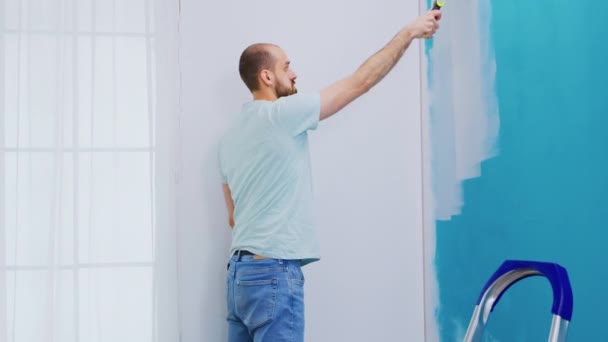 Перекрасить стену квартиры — стоковое видео
