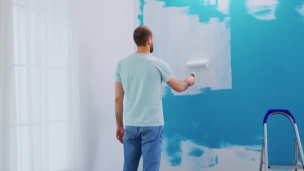Revestimiento de la pared pintura azul — Vídeo de stock
