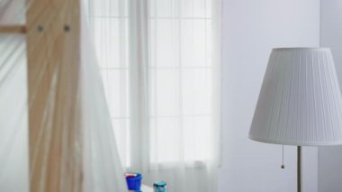 Lambayı plastik çarşafla kaplayan adam