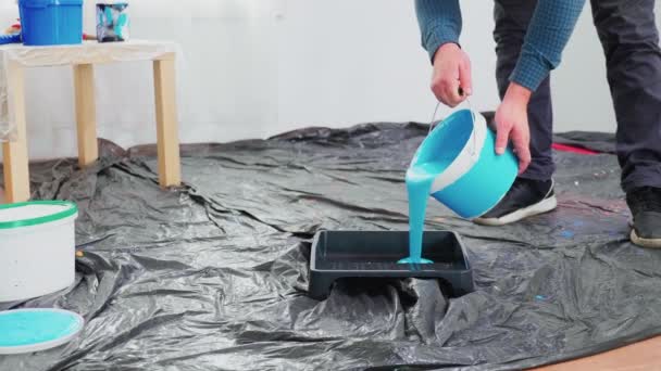 Verser de la peinture bleue — Video