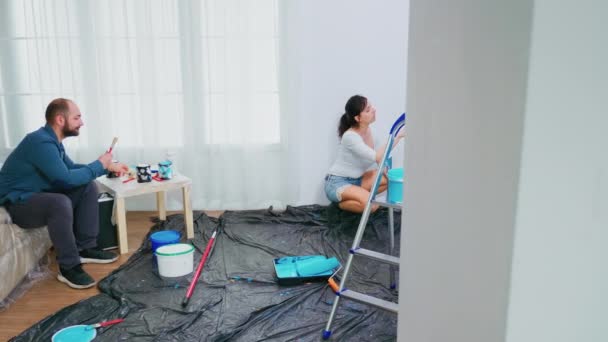Çift apartmanı yeniden dekore ediyor — Stok video