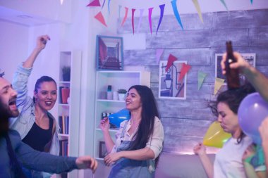 Heyecanlı genç bir kadın dans ediyor