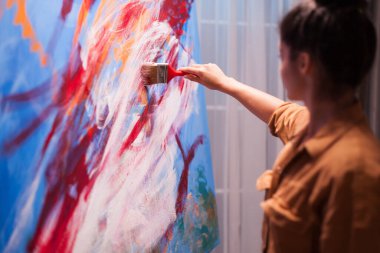 Sanat stüdyosunda yaratıcı hobi