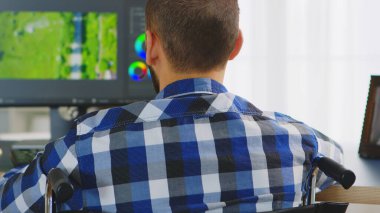 Video montajı üzerinde çalışıyorum