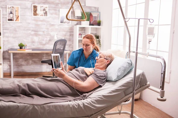 Vrouwelijke verpleegkundige toont medisch rapport — Stockfoto