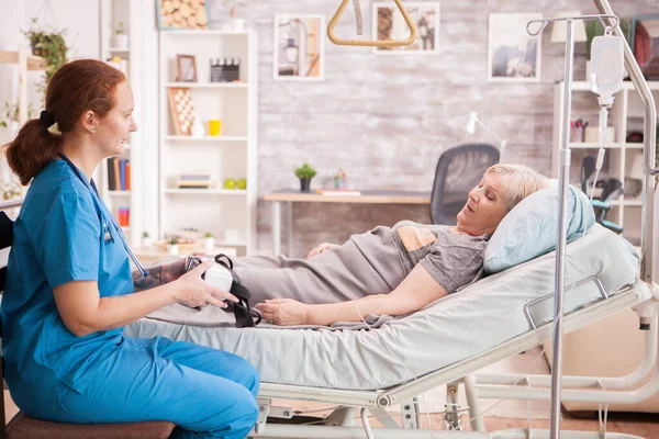 Médico feminino mostrando mulher idosa — Fotografia de Stock