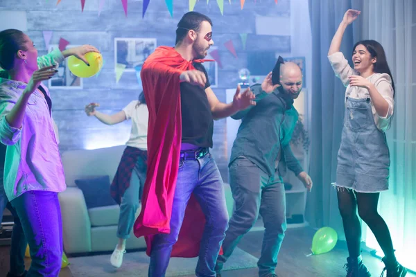 Grupo de amigos disfrutando de su tiempo en una fiesta — Foto de Stock