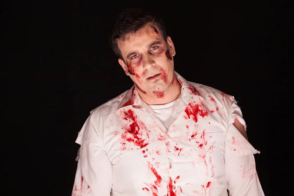 Siyah arka planda korkunç ve kanlı bir zombi — Stok fotoğraf