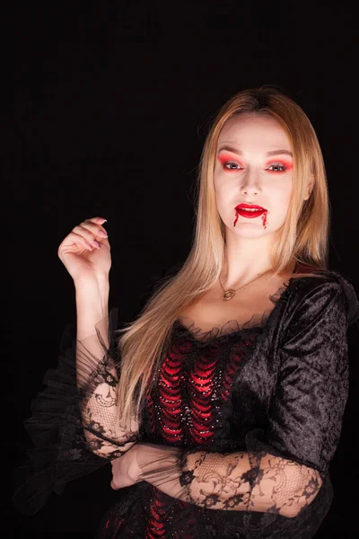 女性とともに吸血鬼赤いドレスのためにハロウィン — ストック写真