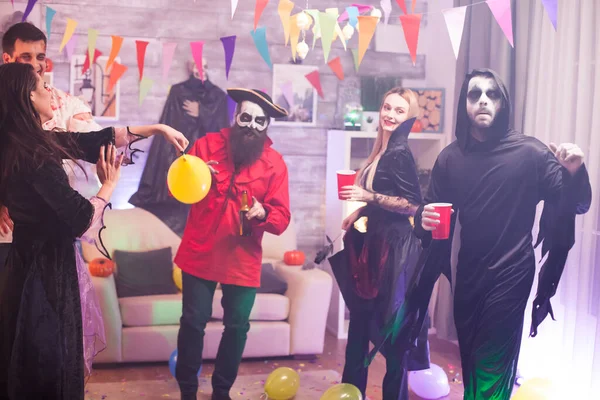 Mostri a una celebrazione di Halloween — Foto Stock