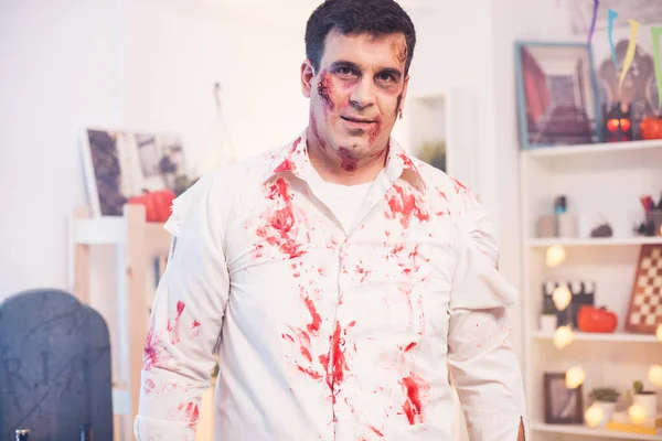 Ritratto di uomo con costume da zombie — Foto Stock